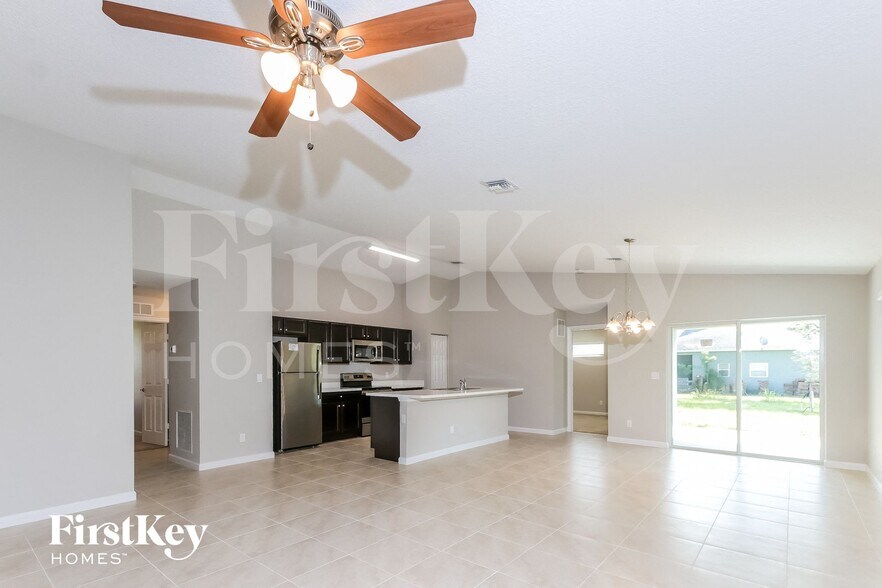 Building Photo - 1430 SW Santiago Ave