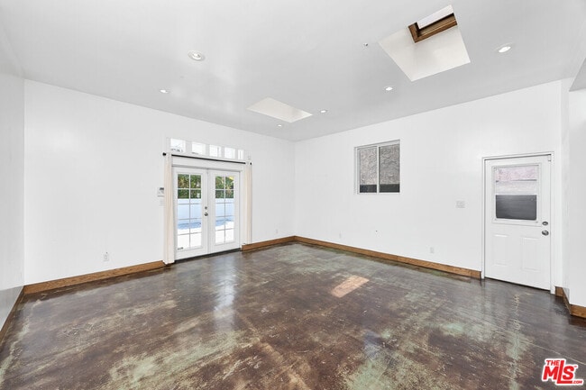 Building Photo - 1141 Cabrillo Ave