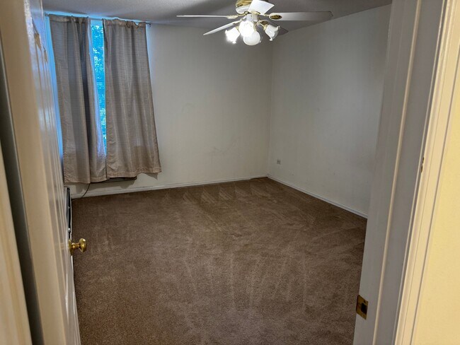 Building Photo - 2231 S Vaughn Way