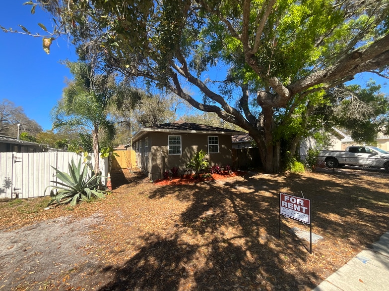 Building Photo - 32 8th Ave SE