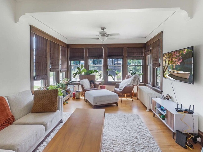 Building Photo - Charming 3 bedroom home in Uptown. Pets We...