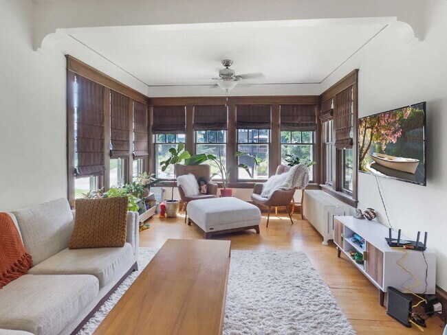 Building Photo - Charming 3 bedroom home in Uptown. Pets Welcome!