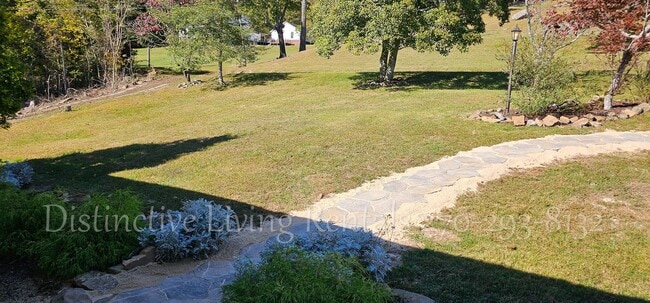 Building Photo - Cozy home with a stunning view!