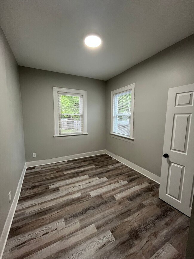 Building Photo - 2 Bedroom Home with Fenced in Backyard!