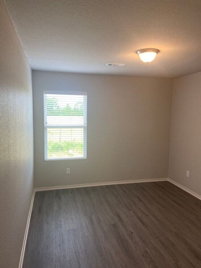 Building Photo - *Pre-leasing* Three Bedroom | Two Bath Hom...
