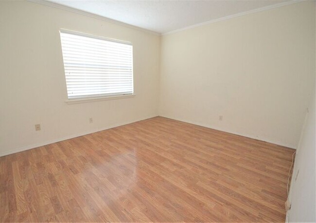 Building Photo - Tara Condos 2 Bed 1 Bath Apt NW 63rd & May...
