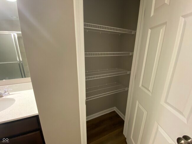 Building Photo - 5668 Grosbeak Dr