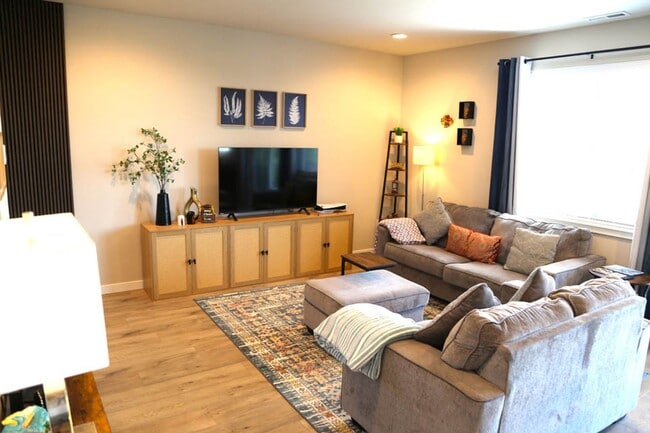 Building Photo - Short Term Leases! Furnished, Low Maintenance, Sweeping Views