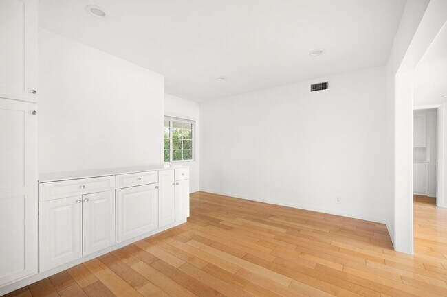 Building Photo - Renovated Tarzana Pool Home Near Ventura Boulevard