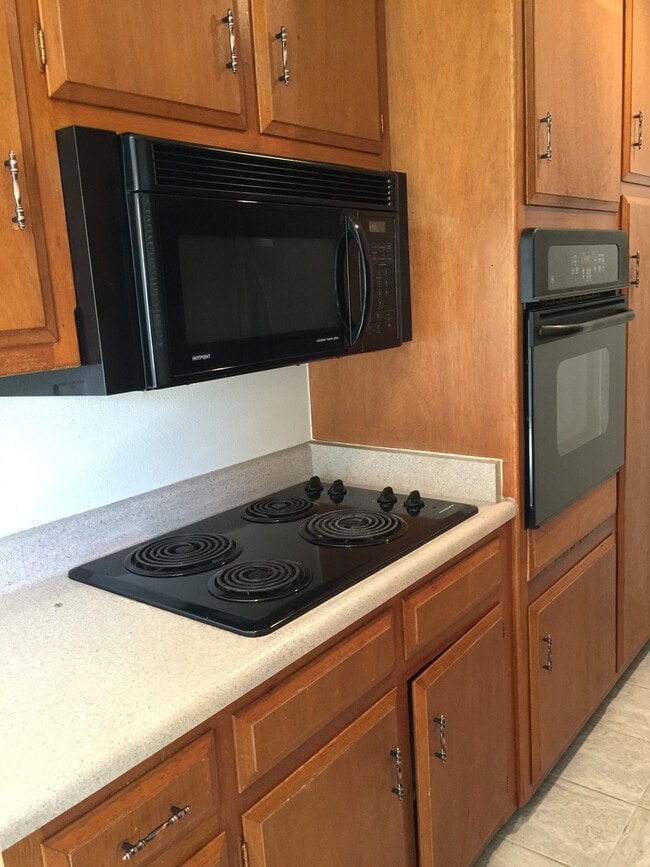 Building Photo - Ground Level 1 bedroom Condo Available soon