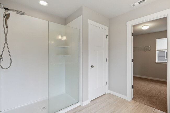 Building Photo - Community beach access! 4 bedrooms 2.5 baths.
