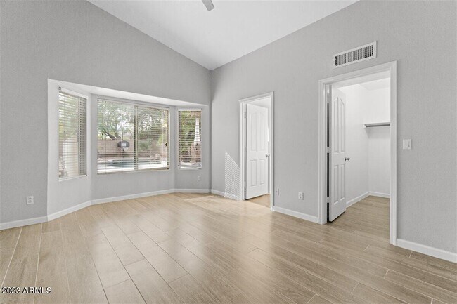 Building Photo - 1327 W Maria Ln