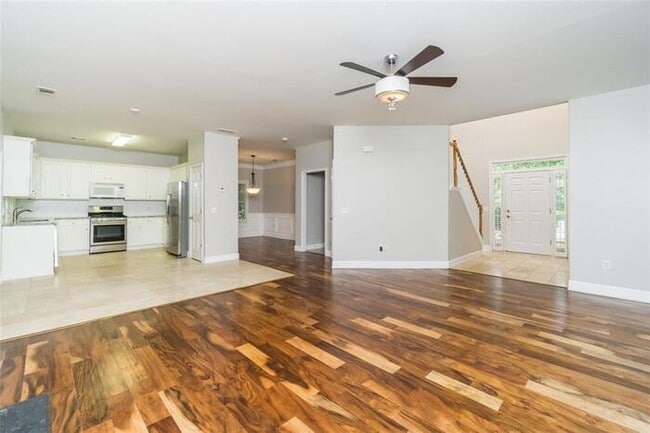 Building Photo - Alpharetta 4 bedroom home with large fenced in backyard