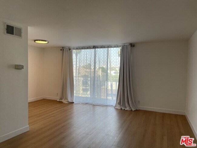 Building Photo - 100 S Doheny Dr