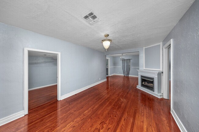 Building Photo - 1709 NW Oak Ave