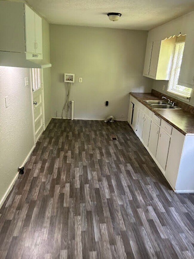 Building Photo - MOVE IN READY!!! $0.00 APPLICATION FEES FO...