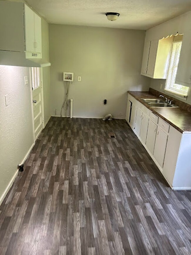 Building Photo - MOVE IN READY!!! $15.00 APPLICATION FEES F...