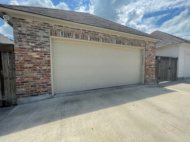 Building Photo - 3 Bedroom House off Nicholson with Community Pool