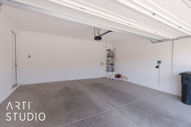 Building Photo - Beautiful Home on Parliament Pt With Spect...