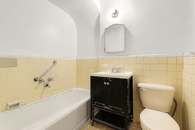 Building Photo - 110-35 72nd Rd