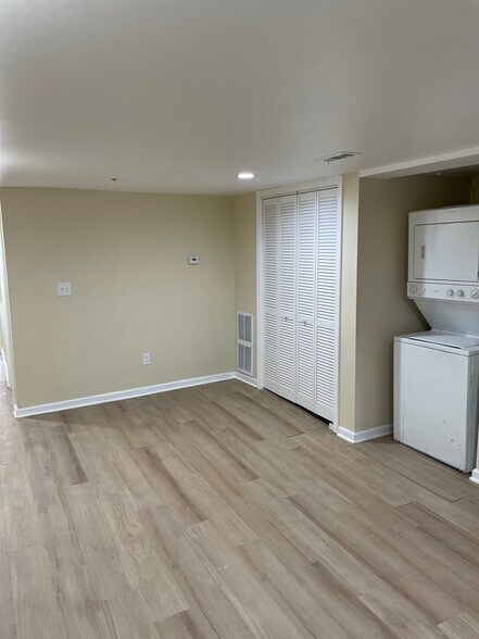 Building Photo - 529 Irving St NW