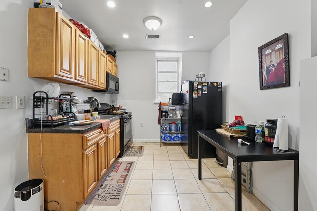 Primary Photo - 693 Bergen Ave