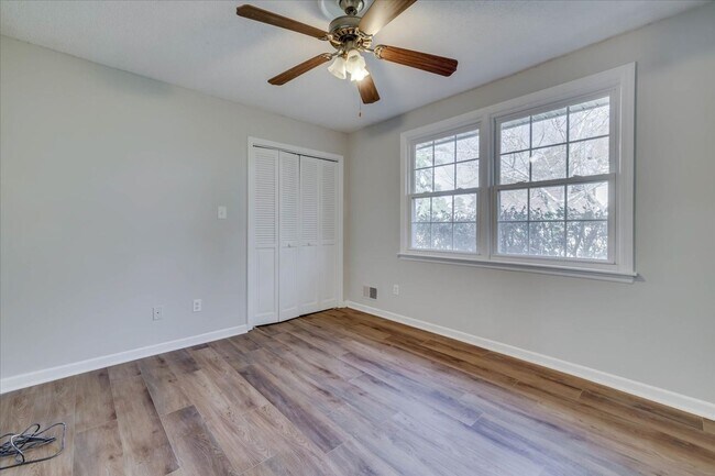 Building Photo - 3 Bed/2Bath home with garage, sunroom, and shed in Martinez