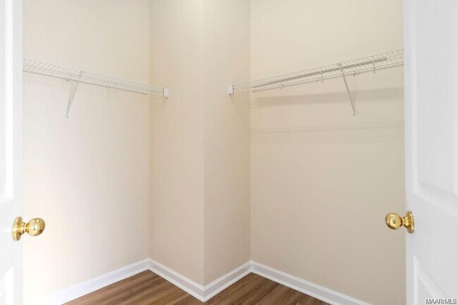 Building Photo - 3412 Crestwood Ln