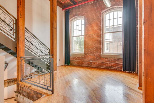 Building Photo - Expansive Historic Loft in the Heart of Germantown