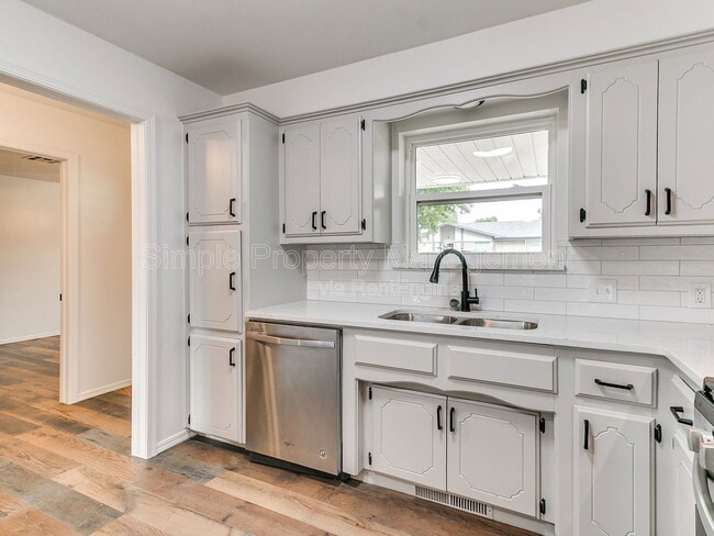 Building Photo - 2401 Fedderson Dr