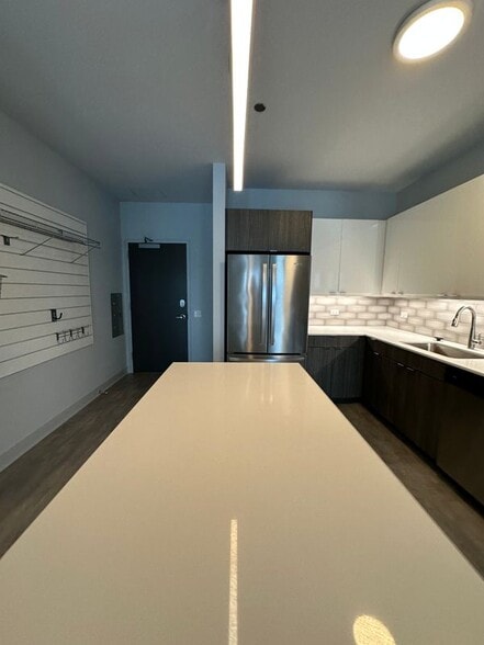 Building Photo - 1025 W Addison St