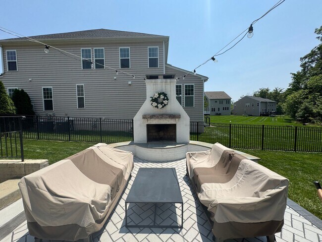 Building Photo - Amazing 6 Bed 5 Bath Single Family Home Wi...