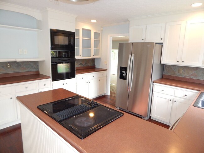Building Photo - Spacious home in Pine Valley.