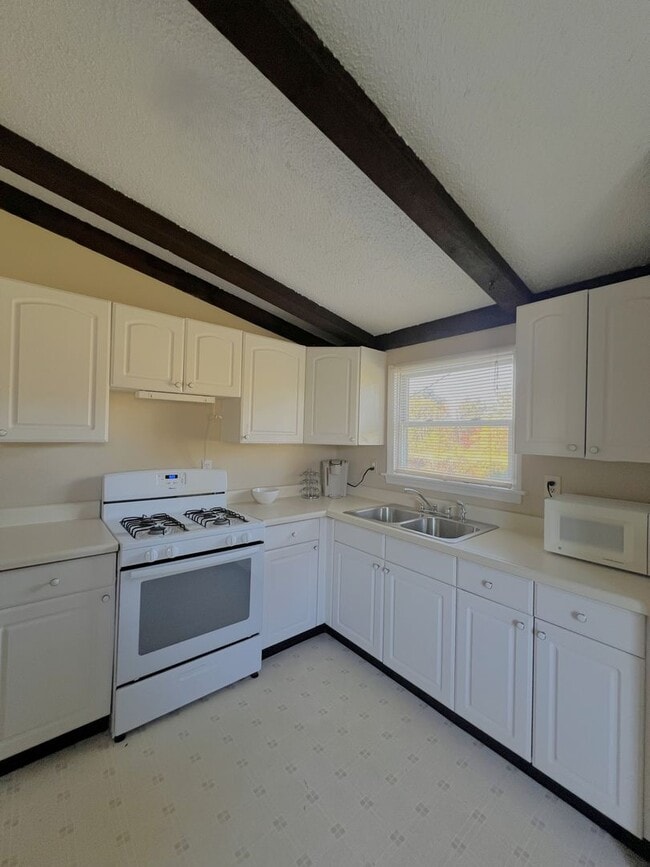 Building Photo - Short-Term Rental Single-Family Home with ...