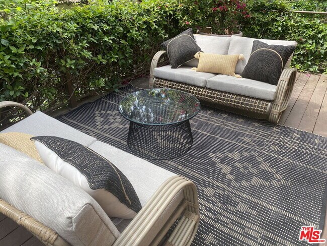 Building Photo - 27 Latimer Rd