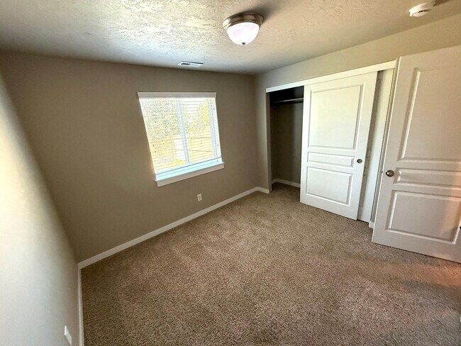Building Photo - SCHEDULE A TOUR TODAY TO VIEW THIS STUNNING HOME IN SW REDMOND!!