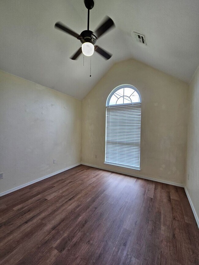 Building Photo - Moore Rental! Available NOW!