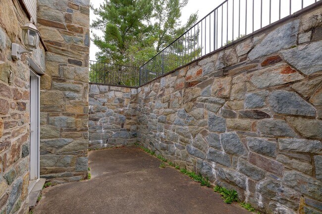 Building Photo - 9420 Holland Ave