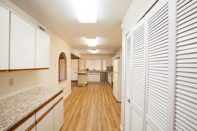 Building Photo - 921 Mossvine Dr