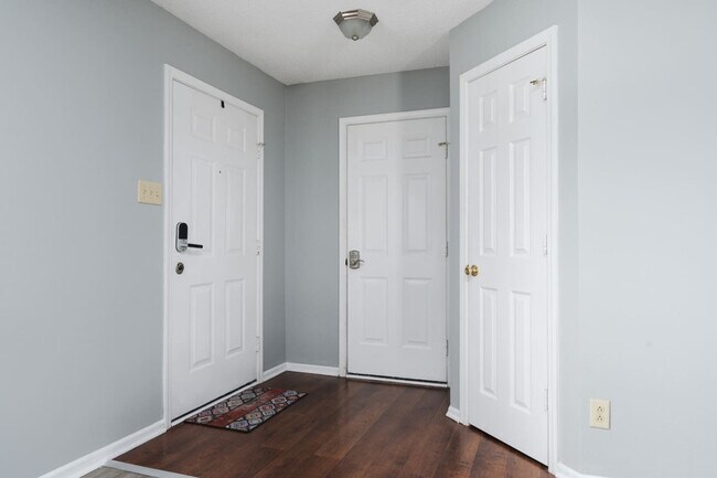 Building Photo - 2135 Shadowbrook Dr