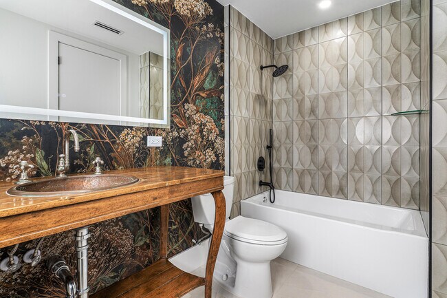 Building Photo - 2330 Lake Ave