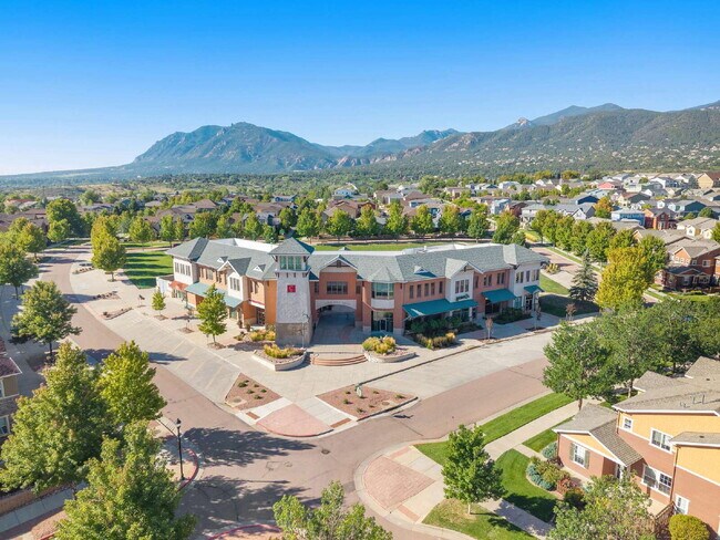 Building Photo - Modern 4 Bedroom, 2 Bathroom Westside Home with Balcony Views of Garden of the Gods!
