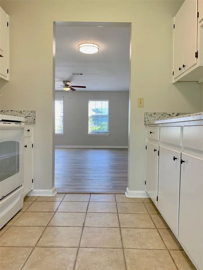 Building Photo - Affordable 4/3 Townhome in Timberwood