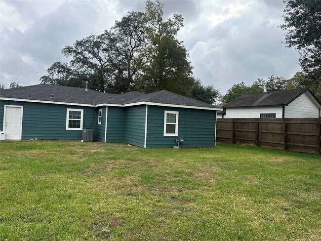 Building Photo - 1502 Acacia Dr