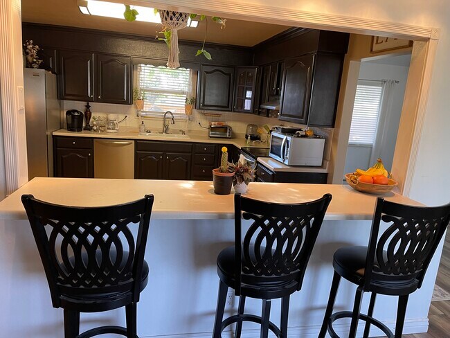 Building Photo - 595 McMullin Dr