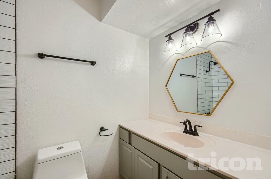 Building Photo - 826 W Del Rio St