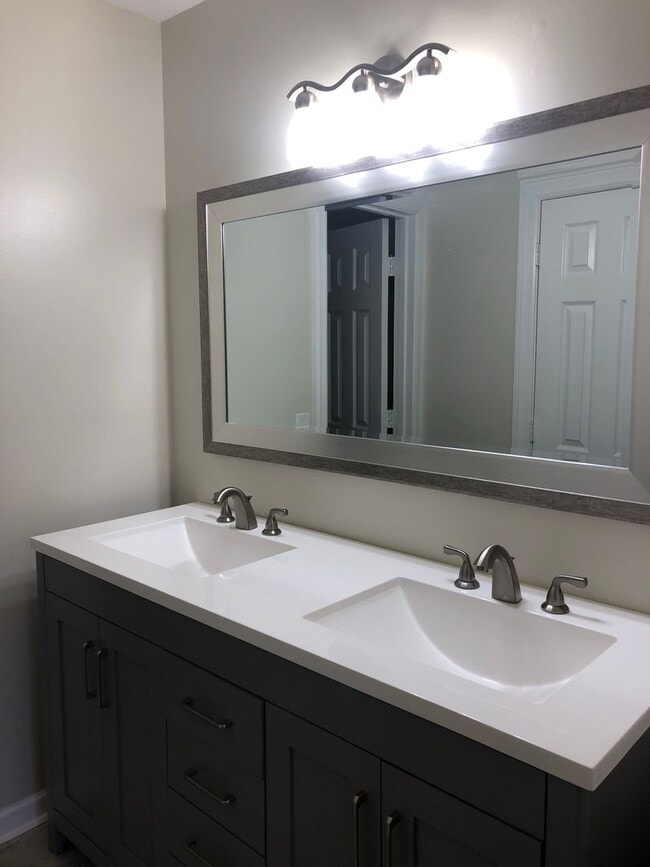 Building Photo - 2 Bed/2 Bath Condo located in Green Hills only minutes to Vandy and Easy Interstate Access, 1 Car...