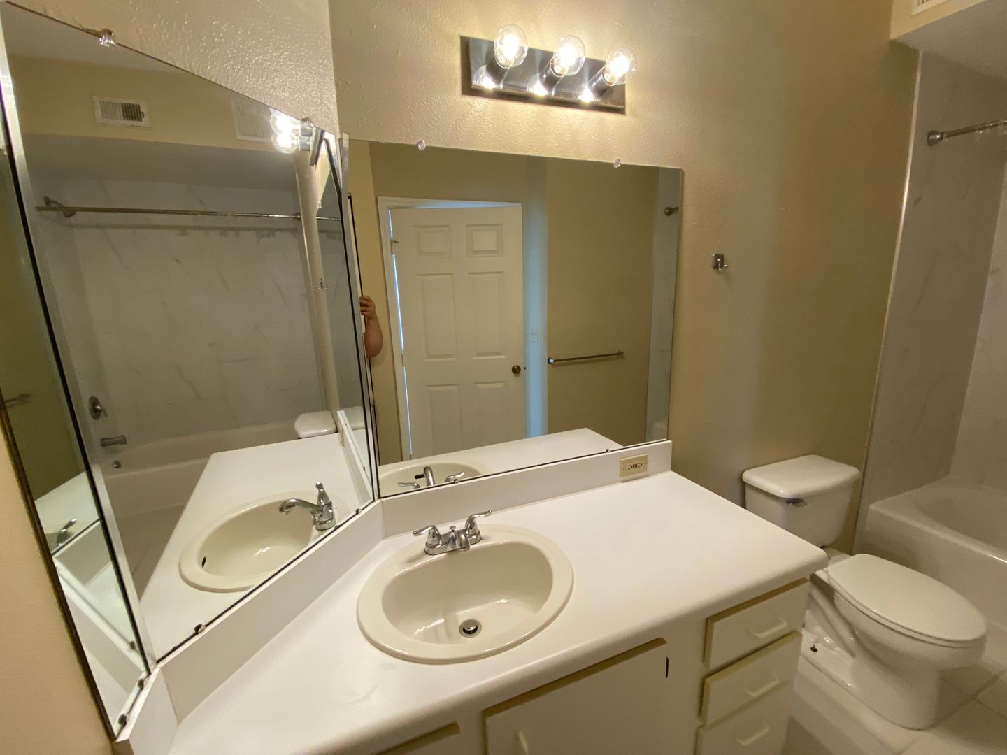 Building Photo - 11490 Villa Grand