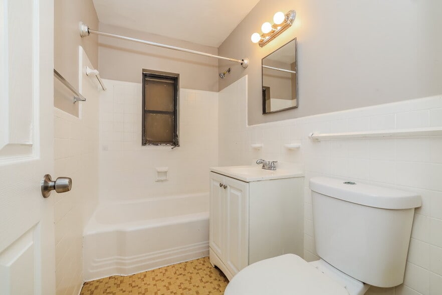 Building Photo - 195 E 28th St