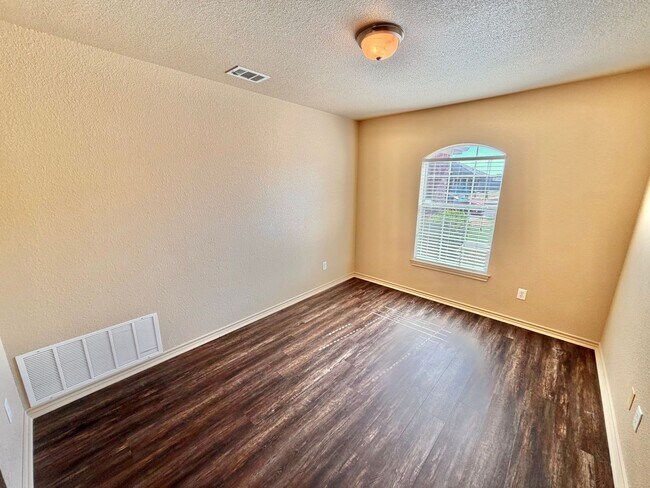 Building Photo - 2415 Isabelle Dr